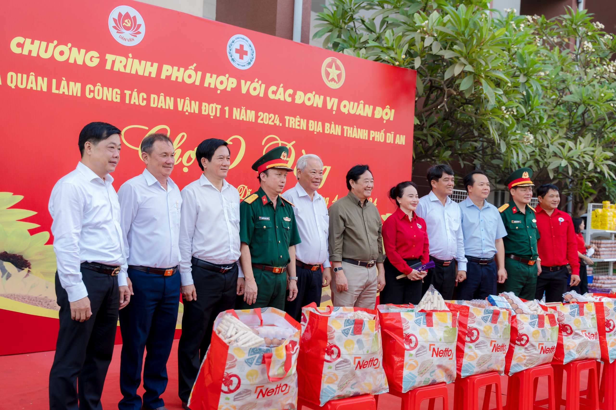 Đồng chí Nguyễn Hoàng Thao - Phó Bí thư Thường trực Tỉnh ủy Bình Dương tặng quà cho người dân khó khăn, gia đình chính sách.